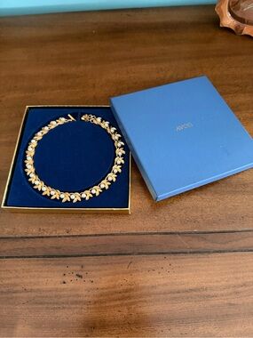 Vintage Avon 1971 “Evening Creation” Gold Tone & Faux Pearls Laurel Necklace